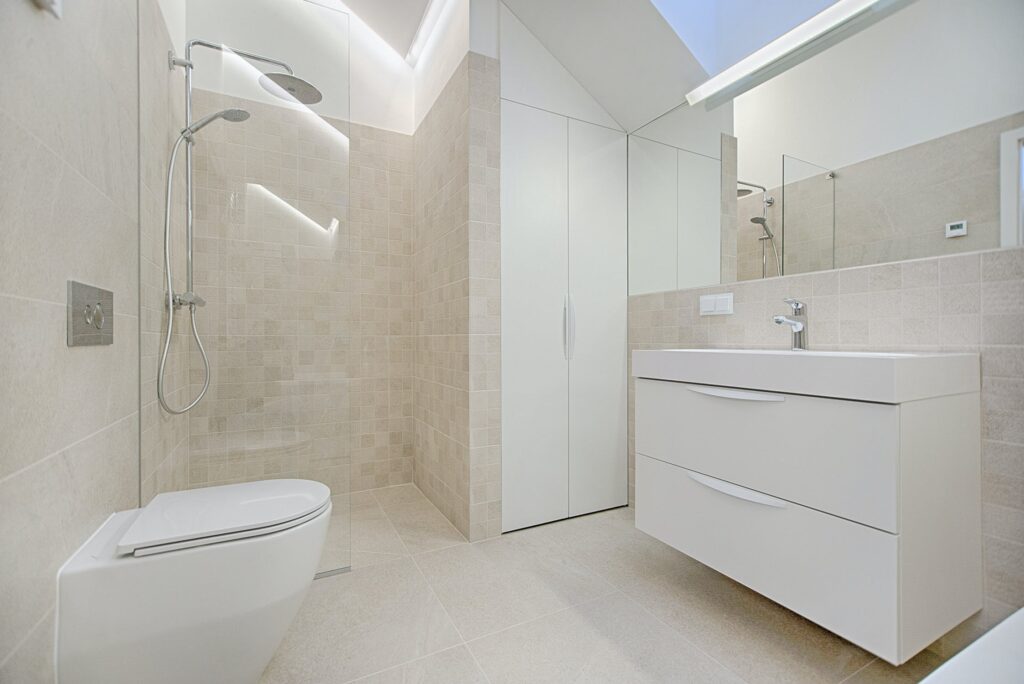 Une douche dans une salle de bain moderne