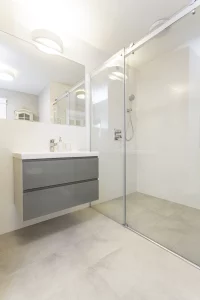 une salle de bain avec douche italienne