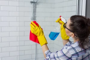 Une femme nettoyant la douche