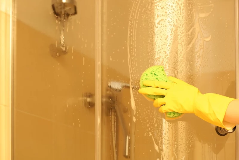 Comment nettoyer une cabine de douche très encrassée ? –
