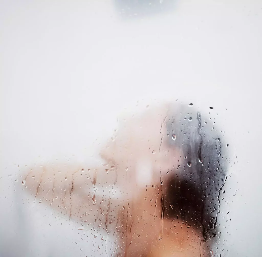 Femme prenant une douche relaxante