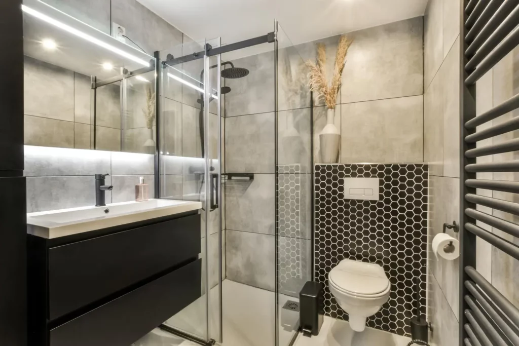 Une salle de bain moderne avec une douche à l'italienne