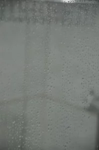 Une condensation sur un panneau de douche