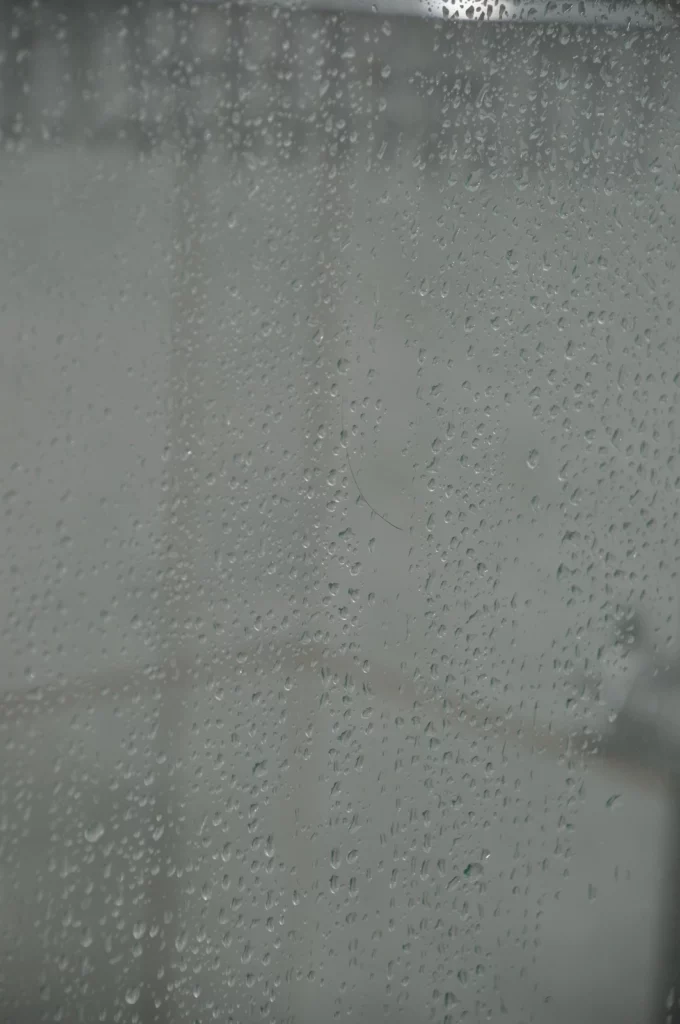 Une condensation sur un panneau de douche