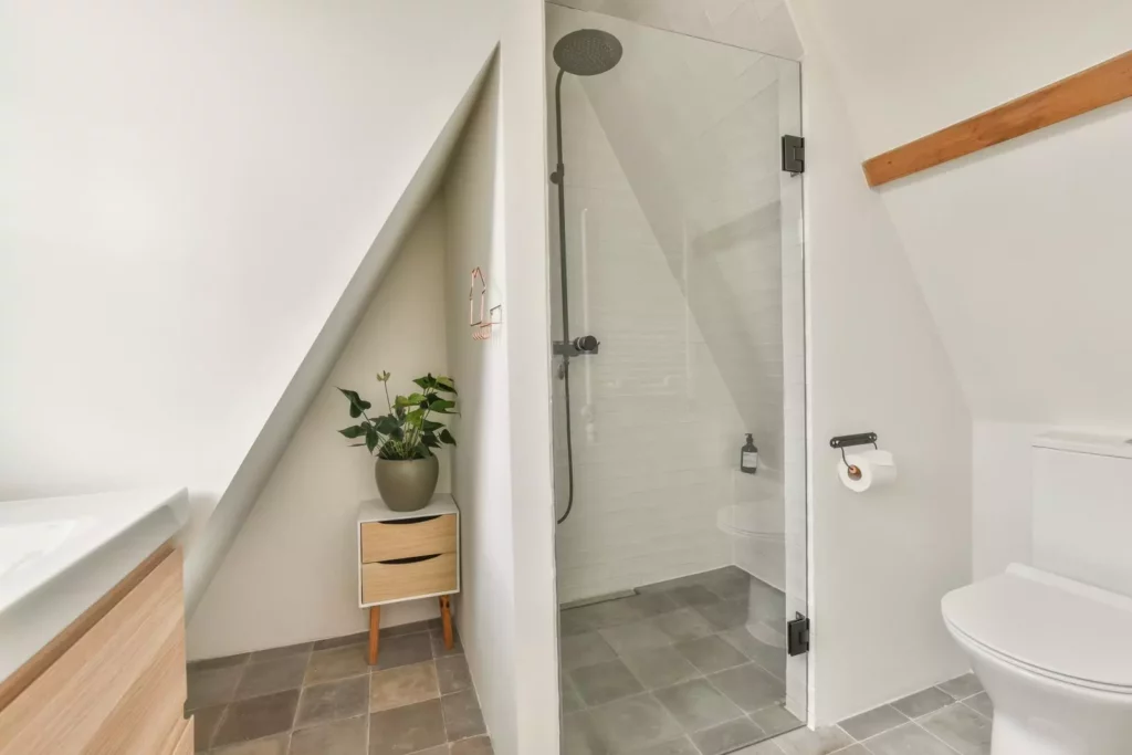Une salle de bain avec une douche d'angle
