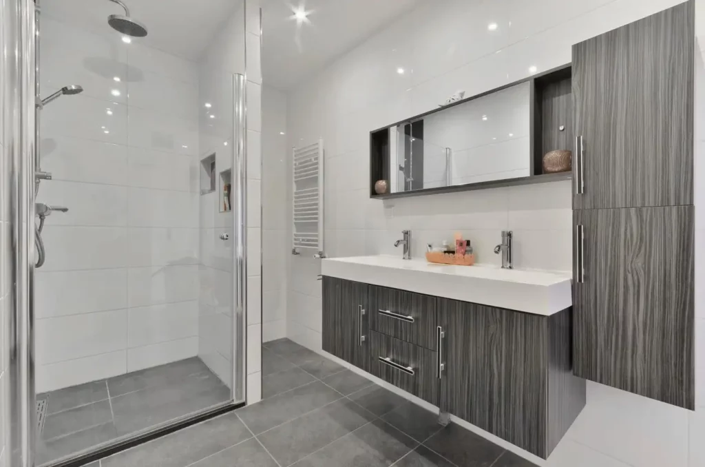 Une salle de bain moderne avec une douche à l'italienne