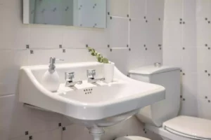Un lavabo dans une salle de bain